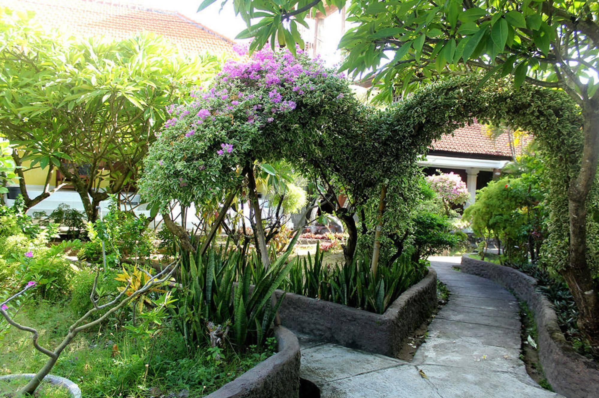 Berlian Inn Kuta Beach Exterior foto